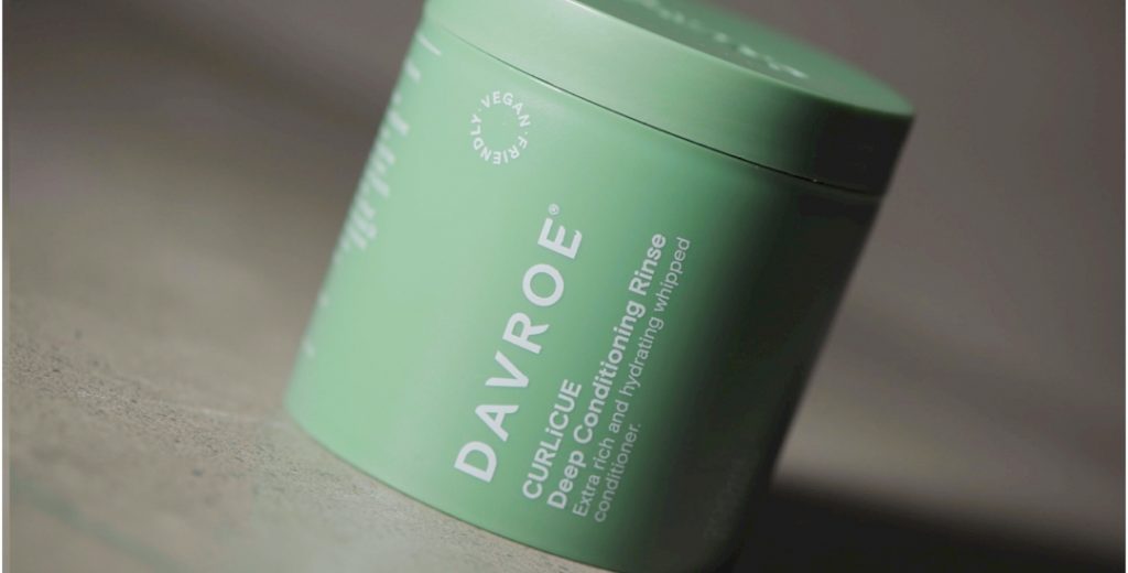 CURLiCUE Deep Conditioning Rinse
is a Extra rich and hydrating whipped conditioner This lightweight, yet buttery-thick conditioner restores moisture and shine; leaving hair tangle free and deeply conditioned, without weighting it down.
Enriched with Kakadu Plum and Lotus Flower Extracts, CURLiCUE Deep Conditioning Rinse contains humidity resistant anti-frizz actives, for soft defined curls with body and movement. Luxurious Avocado Oil provides intense hydration to smooth coarse texture, and leave hair manageable with a glossy finish.