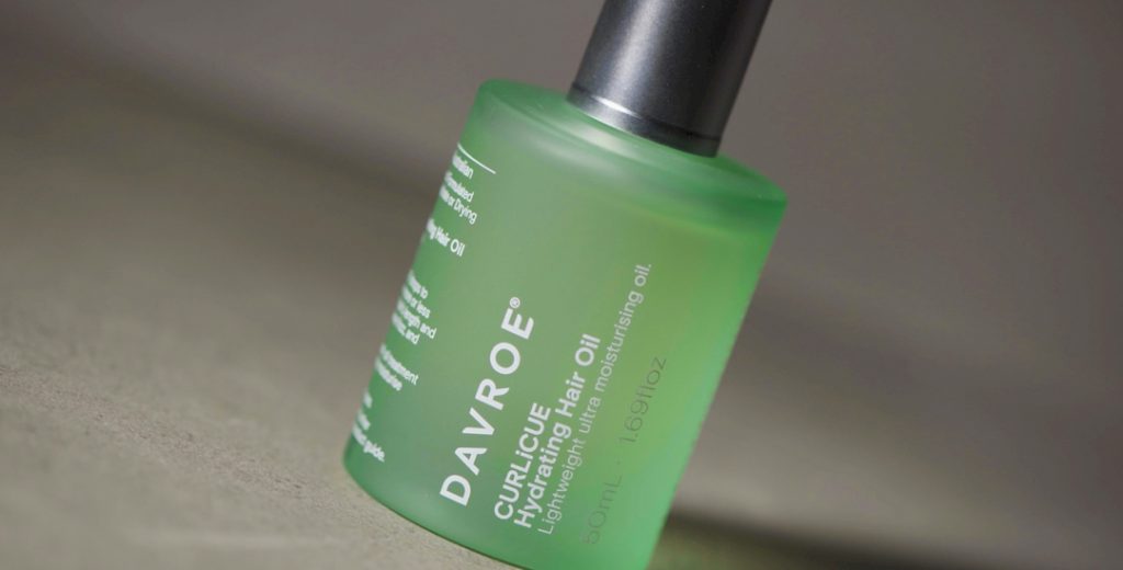 CURLiCUE Hydrating Hair Oil is a Lightweight ultra moisturising oil amd is intensely moisturising oil hydrates the hair while softly defining waves & curls. Rich in botanical oils, like Kakadu Plum, CURLiCUE Hydrating Hair Oil is easily dispersed and absorbed to strengthen and condition all hair types, while creating a high gloss finish..